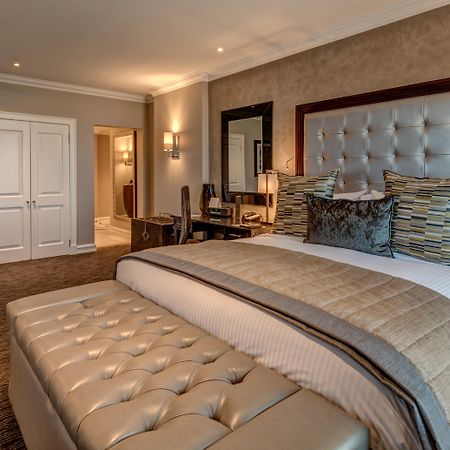 인터컨티넨탈 요하네스버그 Or 탐보 에어포트 호텔 켐턴파크 외부 사진 A bedroom at The Dorchester
