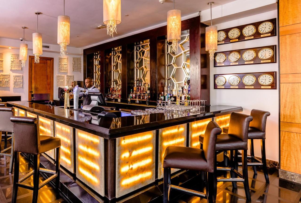 인터컨티넨탈 요하네스버그 Or 탐보 에어포트 호텔 켐턴파크 외부 사진 The bar at the hotel