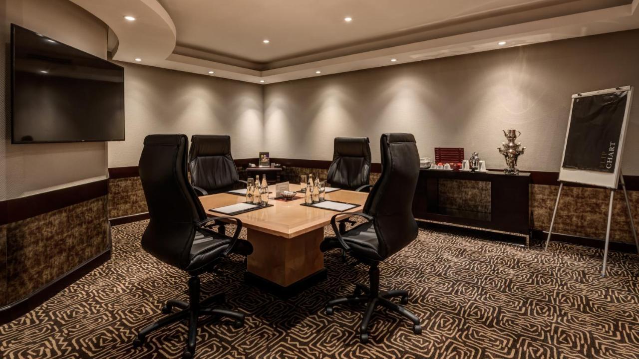 인터컨티넨탈 요하네스버그 Or 탐보 에어포트 호텔 켐턴파크 외부 사진 Boardroom at the Taj Mahal Palace, Mumbai