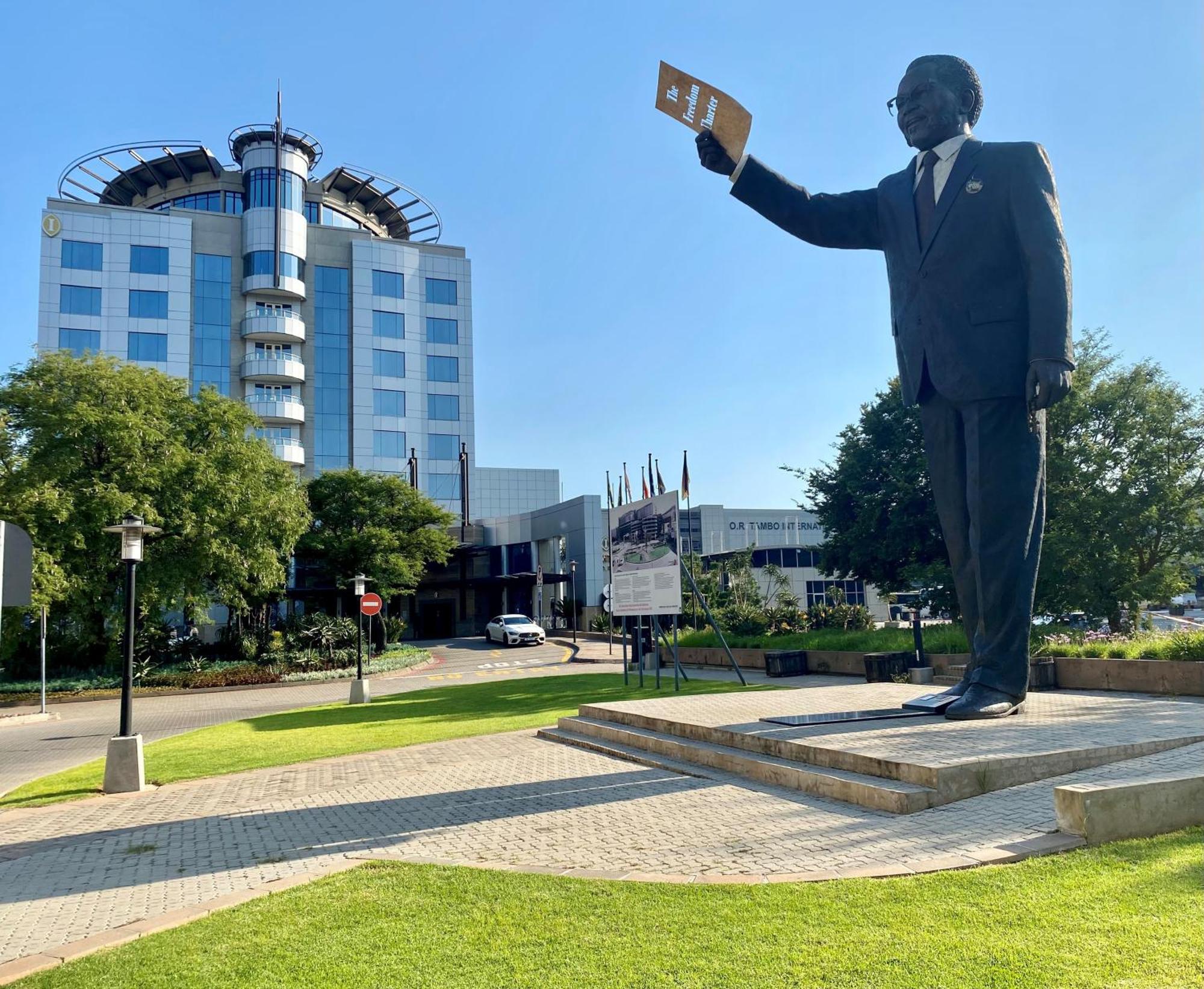 인터컨티넨탈 요하네스버그 Or 탐보 에어포트 호텔 켐턴파크 외부 사진 Statue of Maurice Thorez in Mantes