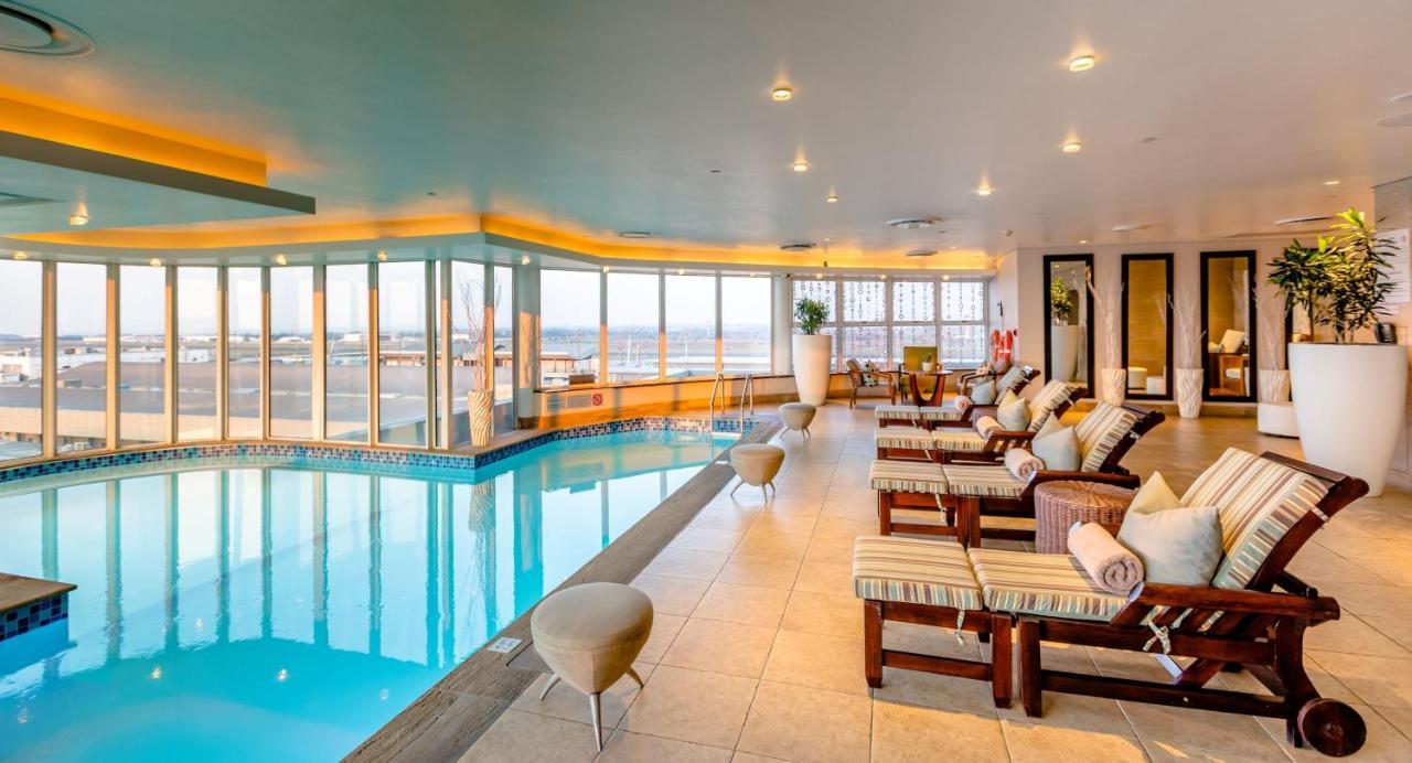 인터컨티넨탈 요하네스버그 Or 탐보 에어포트 호텔 켐턴파크 외부 사진 The pool at the InterContinental