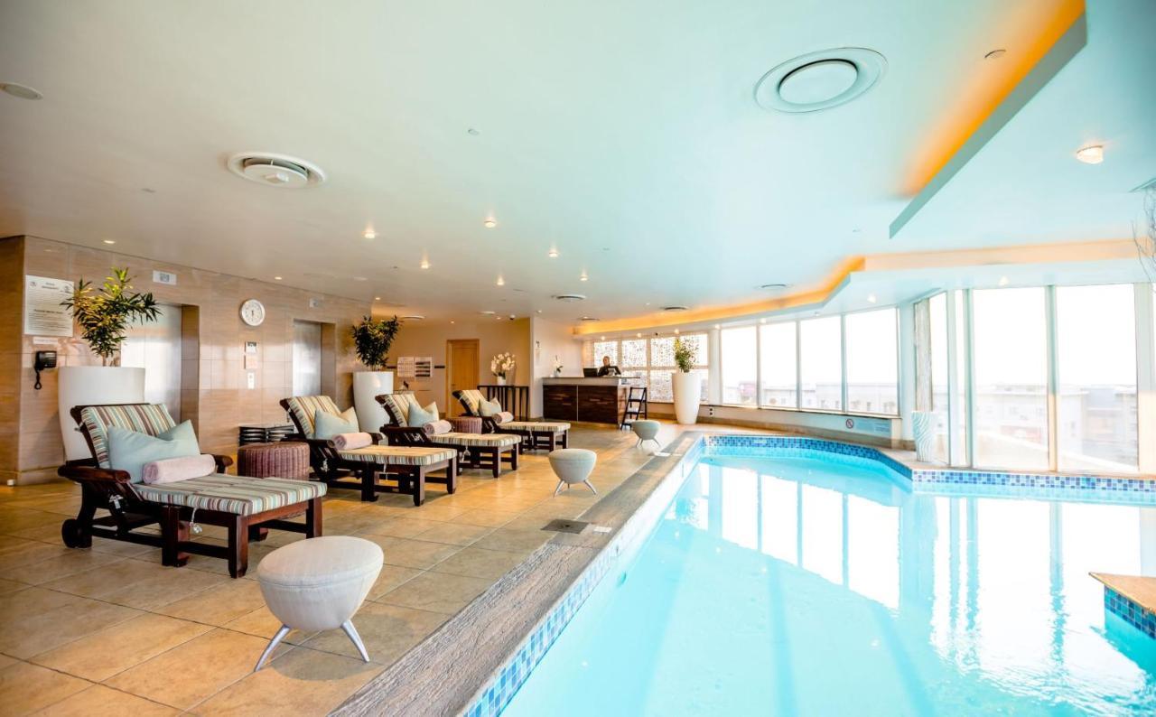 인터컨티넨탈 요하네스버그 Or 탐보 에어포트 호텔 켐턴파크 외부 사진 The pool at the 12th floor
