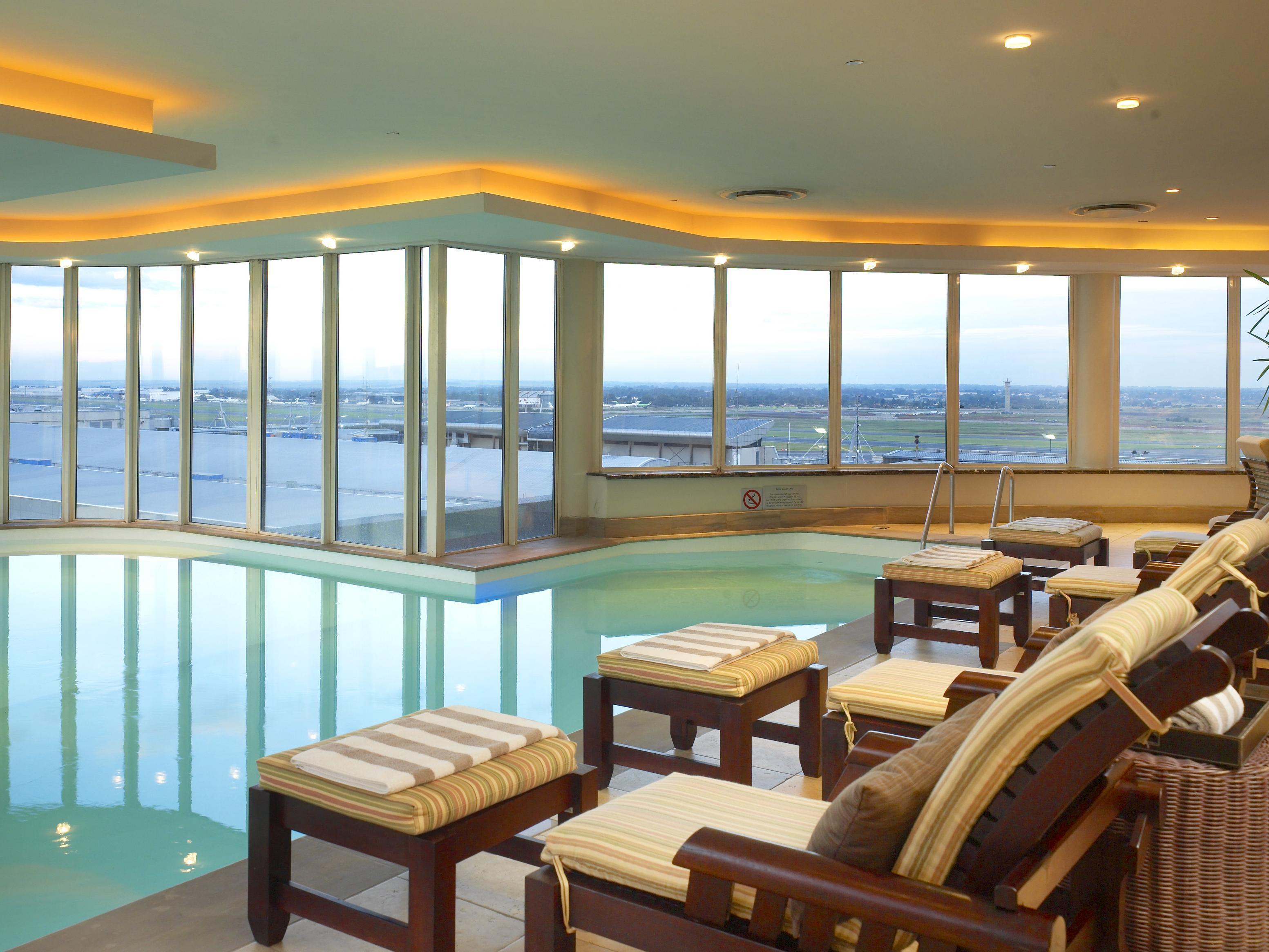 인터컨티넨탈 요하네스버그 Or 탐보 에어포트 호텔 켐턴파크 외부 사진 The pool at the hotel
