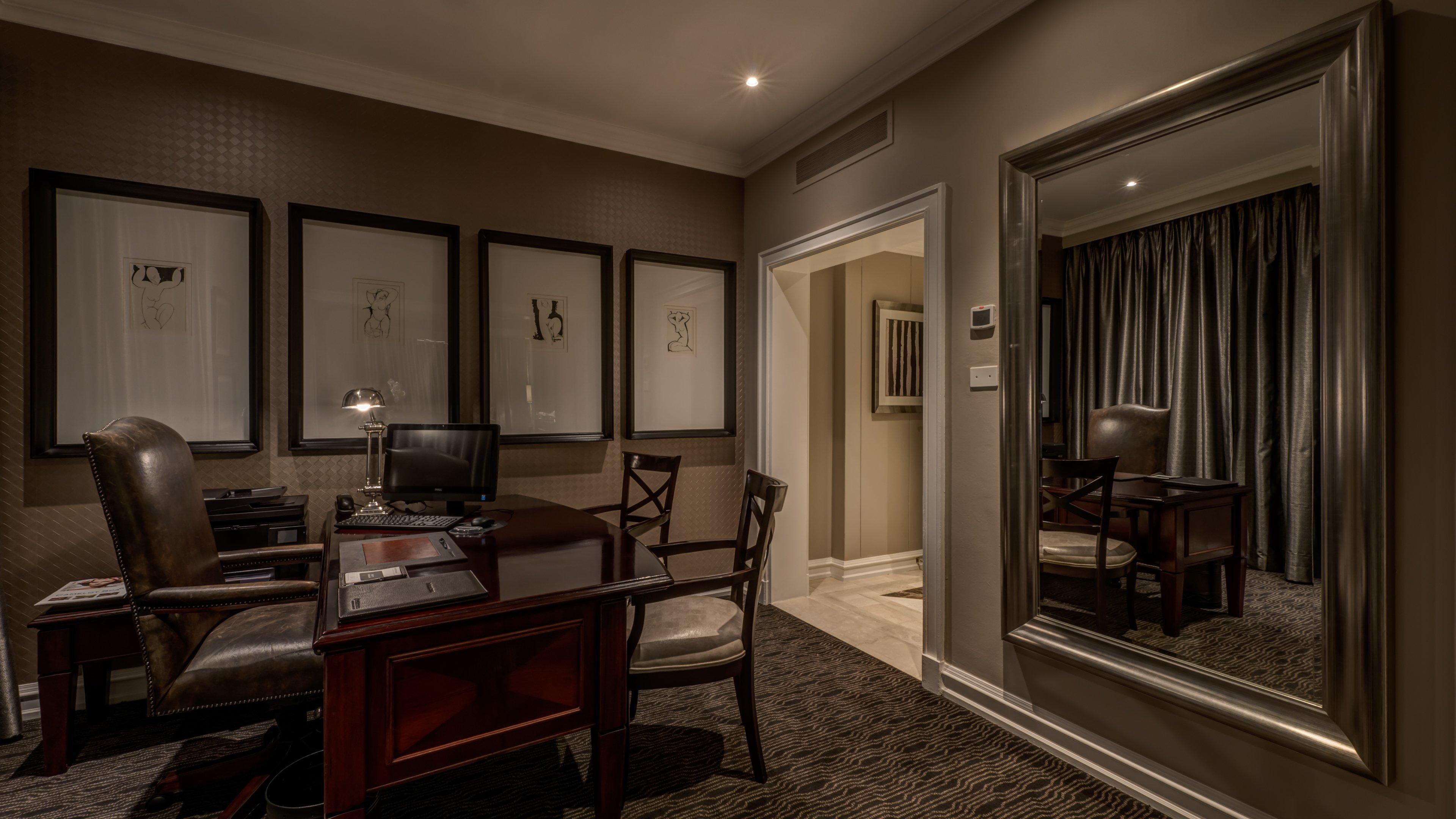 인터컨티넨탈 요하네스버그 Or 탐보 에어포트 호텔 켐턴파크 외부 사진 A study in a suite at The Ritz-Carlton, Boston