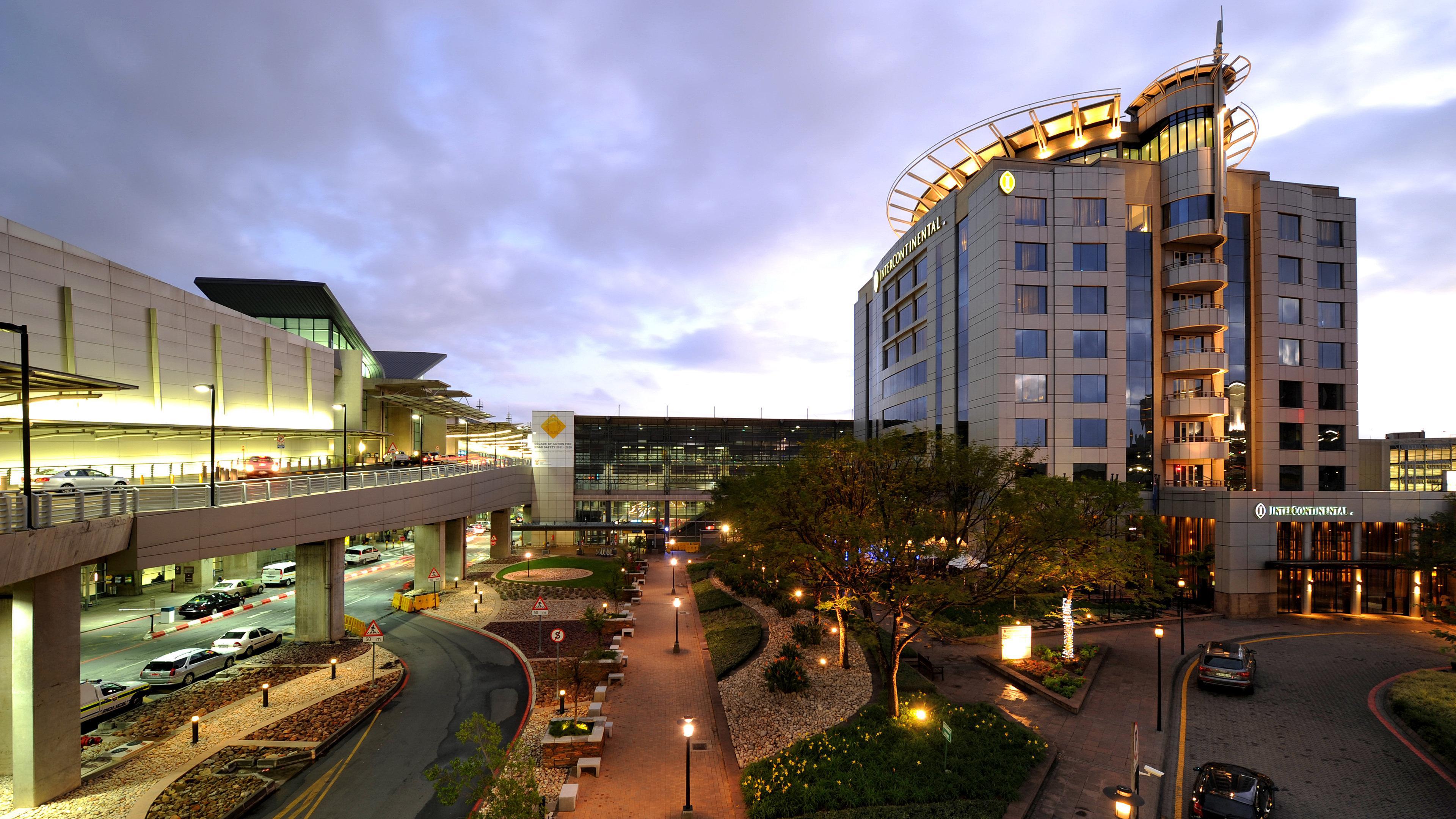 인터컨티넨탈 요하네스버그 Or 탐보 에어포트 호텔 켐턴파크 외부 사진 The Village at San Diego International Airport