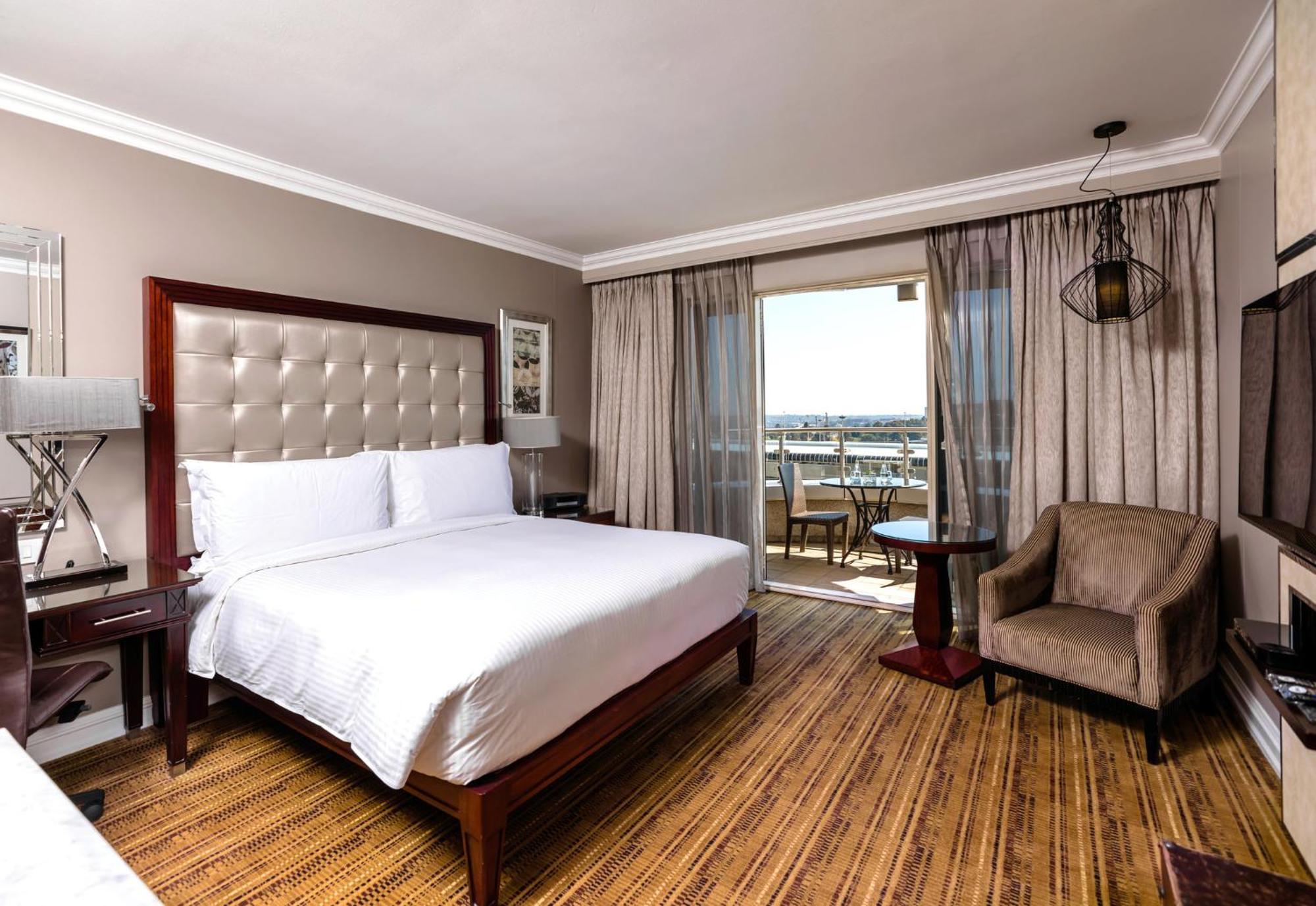 인터컨티넨탈 요하네스버그 Or 탐보 에어포트 호텔 켐턴파크 외부 사진 A room at the Hilton Cape Town Waterfront