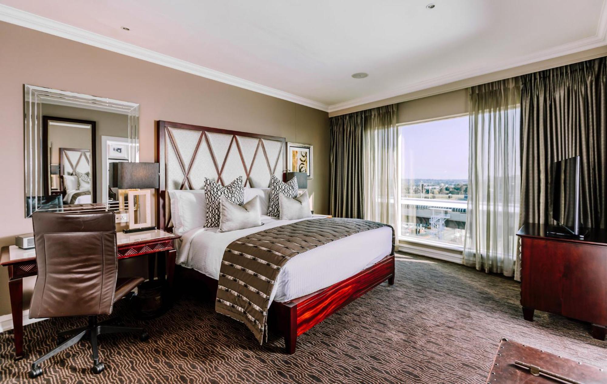 인터컨티넨탈 요하네스버그 Or 탐보 에어포트 호텔 켐턴파크 외부 사진 A bedroom at the Four Seasons Hotel